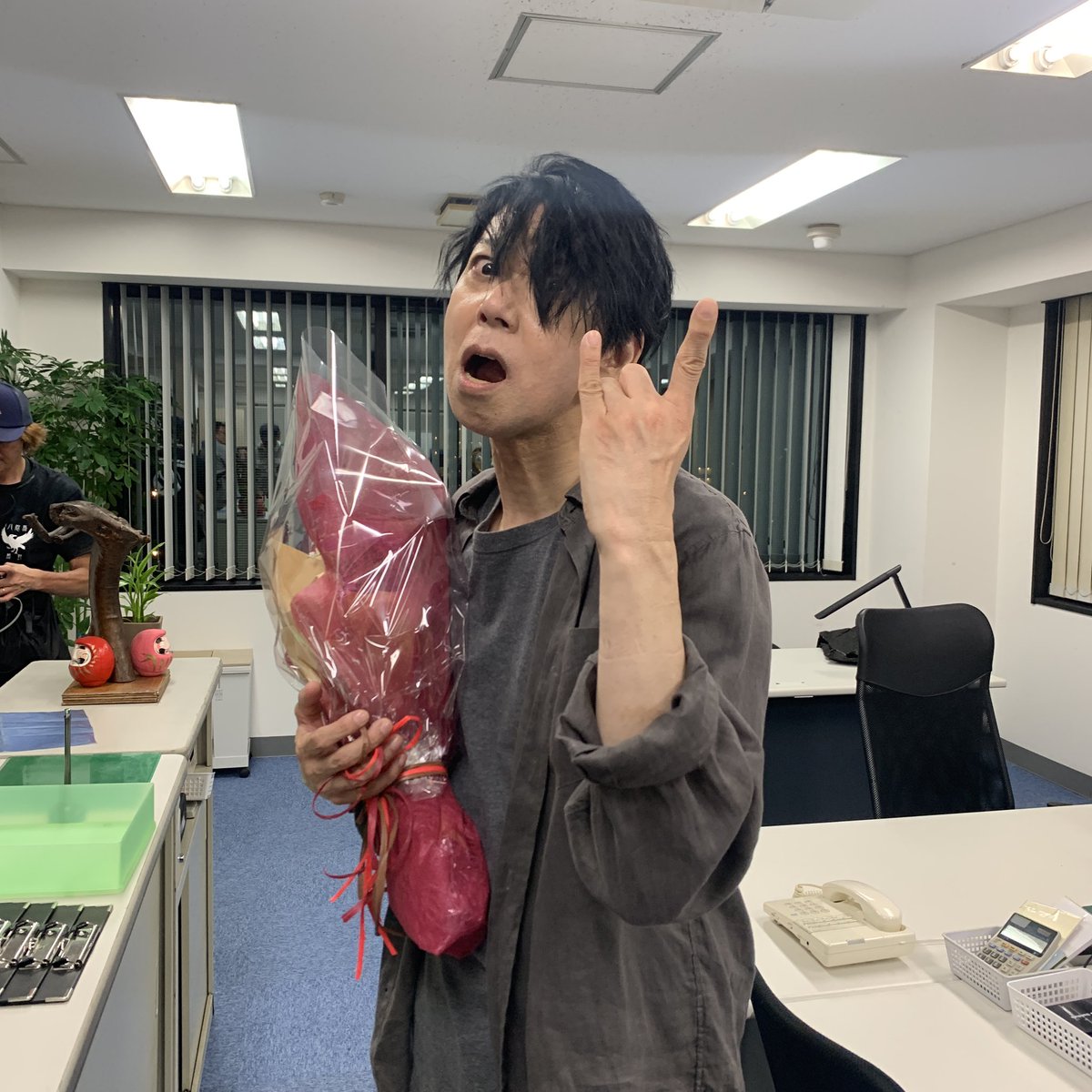 ボイス 110緊急指令室 公式 クランクアップ報告 上杉役の 手塚とおる さん ポーズの癖が強い 笑 血だらけでずーーーーっと死体だった日に撮らせてもらった写真もやっぱいかついポーズ 癖の強い役だったけど 普段は穏やかで優しい人なのが ボイス 110緊急指令室 公式 クランクアップ報告 上杉役の 手塚とおる さん ポーズの癖が強い 笑 血だらけでずーーーーっと死体だった日に撮らせてもらった写真もやっぱいかついポーズ 癖の強い役だったけど 普段は穏やかで優しい人なのが