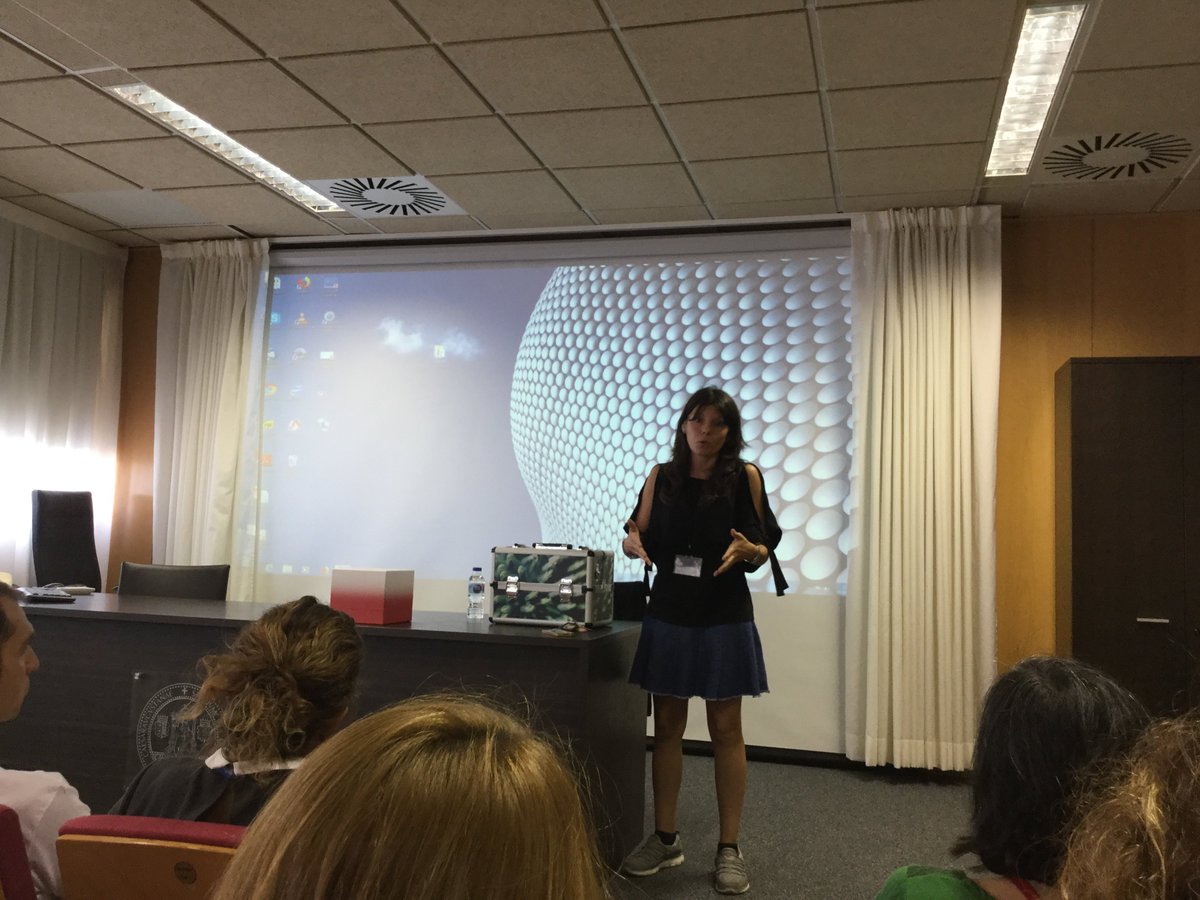 INA_Unizar's tweet photo. Los coordinadores de cada Recurso de Divulgación Científica, nos ha explicado su proyecto. Todo a disposición de los miembros del Instituto #RedINA https://t.co/Ts2iUcZzYo