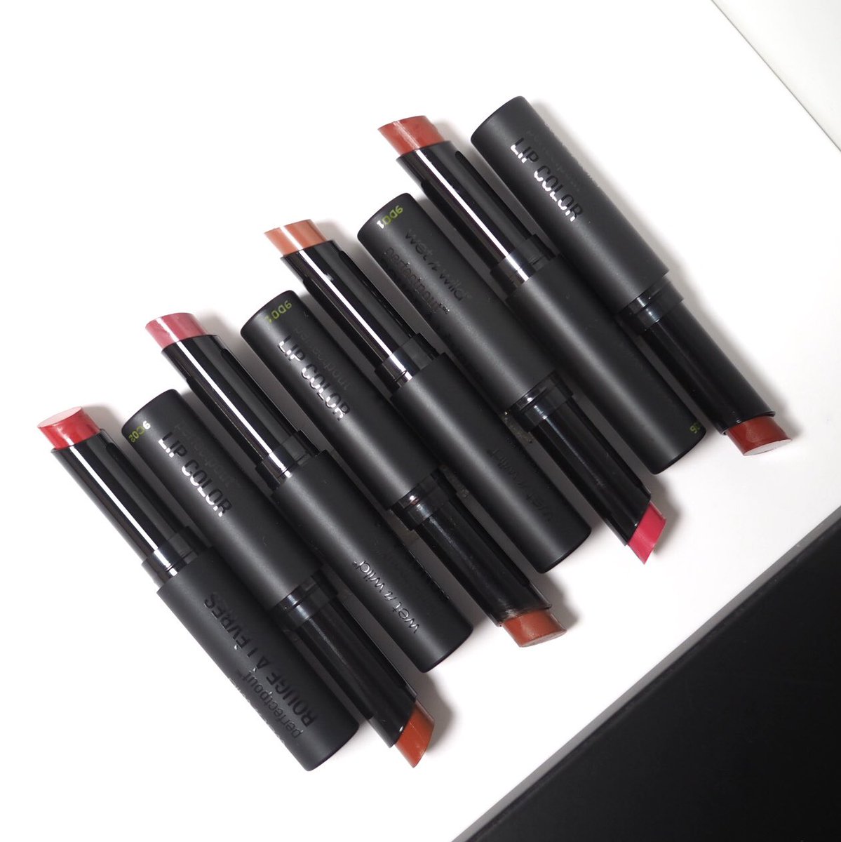 tkxmq_'s tweet photo. กรี้ดๆๆ wet n wild ออกลิปใหม่แล้วจ้าา เป็นเนื้อครีมที่ไม่ได้รู้สึกหนักปากหรือมันเยิ้มเลย เนื้อดีจริ้ง ไม่เป็นคราบด้วยนะๆๆ ละประเด็นคือนางติดทนด้วย แพคเกจเรียวๆยาวๆ ดูดีเลยแหละ ราคาเบาๆด้วย 199 เอ้ง #ไว้รีวิวห้ามขายของโว้ยย #HowtoPerfect https://t.co/t6t8du3oKZ