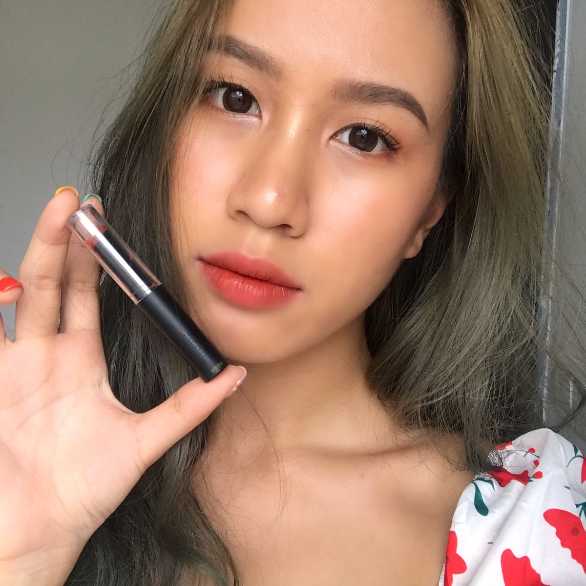 tkxmq_'s tweet photo. กรี้ดๆๆ wet n wild ออกลิปใหม่แล้วจ้าา เป็นเนื้อครีมที่ไม่ได้รู้สึกหนักปากหรือมันเยิ้มเลย เนื้อดีจริ้ง ไม่เป็นคราบด้วยนะๆๆ ละประเด็นคือนางติดทนด้วย แพคเกจเรียวๆยาวๆ ดูดีเลยแหละ ราคาเบาๆด้วย 199 เอ้ง #ไว้รีวิวห้ามขายของโว้ยย #HowtoPerfect https://t.co/t6t8du3oKZ