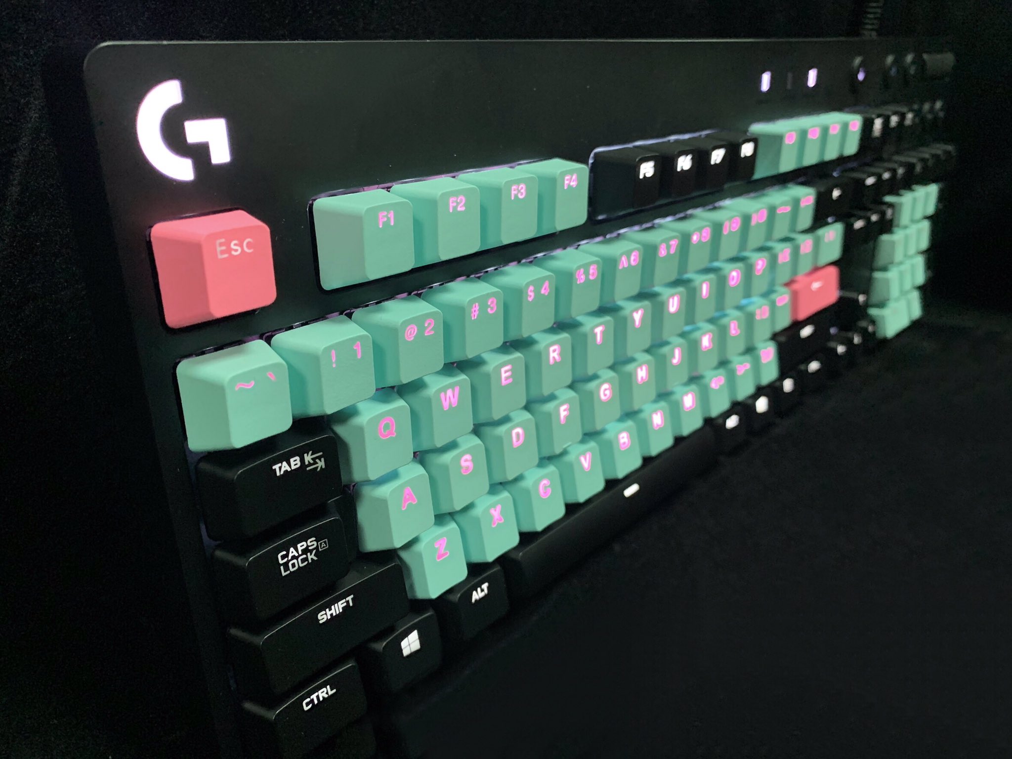 Taihaokeycaps I Ve Heard He S Got A Tai Hao Miami Lights Keycap Set For G610 How Does It Look Tai Hao Miami Lights Base Keyboard Logitech G610 Come With Cherry Mx Keyswitch