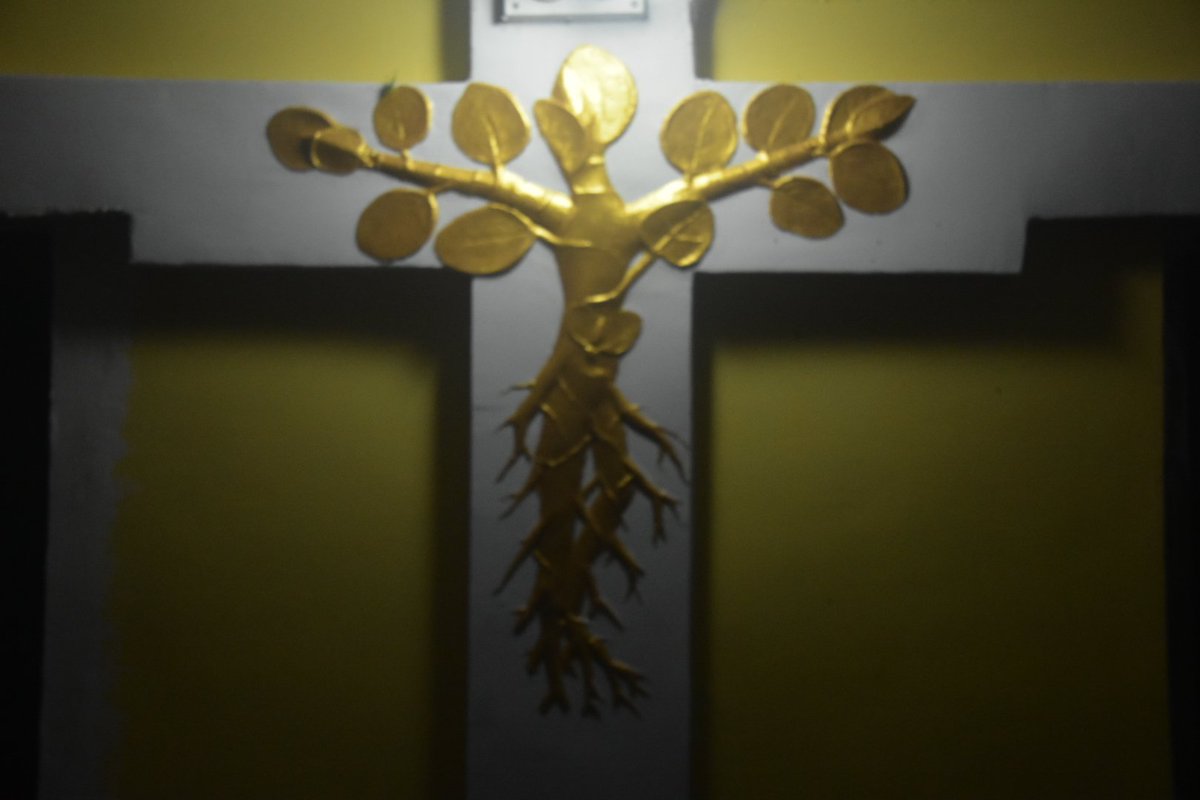 দেখা
___________
যীশুকে দেখে
পৃথক কিছু মনে হয় নি।
                  ক্রুশ দেখে
                 নীল আকাশে 
                  মন হারাল(aug.2019)