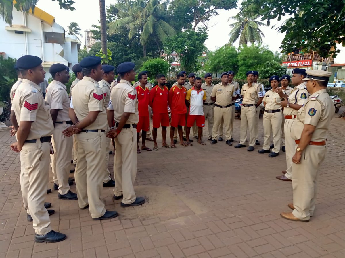 spnorthgoa's tweet photo. SDPO #Porvorim Edwin briefed lifeguards in presence of #tourist police to encourage them to be eyes and ears of Police in Coastal areas
#safebeaches #safegoa https://t.co/ggo4PLzjEB