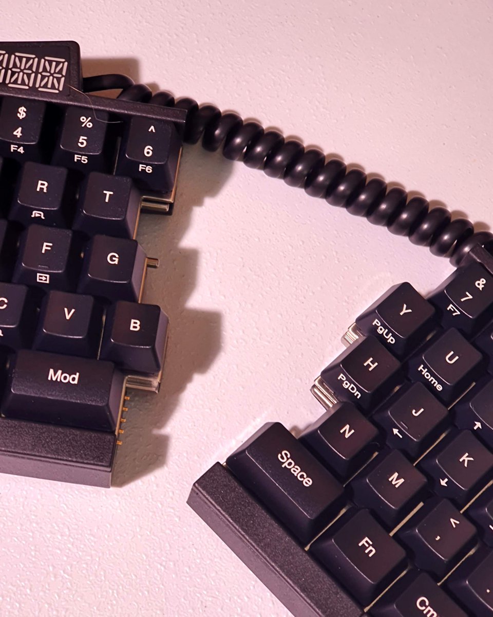 technhuman's tweet image. Ulltimate Hacking Keyboard에서 제품을 받은 후 처음 직접 사용해 남기는 글입니다. 아직 레이아웃이 익숙하지 않은데 커스텀에 강점이 있는 제품인 만큼 커스텀 후가 기대되네요. 처음 적축을 써보는데 해삼을 누르는 느낌입니다. 잘 쓰고 리뷰 올리겠습니다. #GotMyUHK