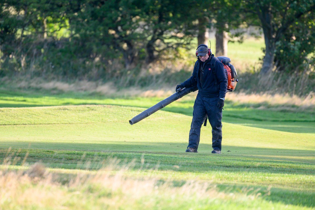 EnglandGolf's tweet photo. The @AlnmouthGC greenkeepers are doing an amazing job this week at the #SeniorHomeInternationals!
📸: @leaderboard3 https://t.co/8lHVHvx7ff