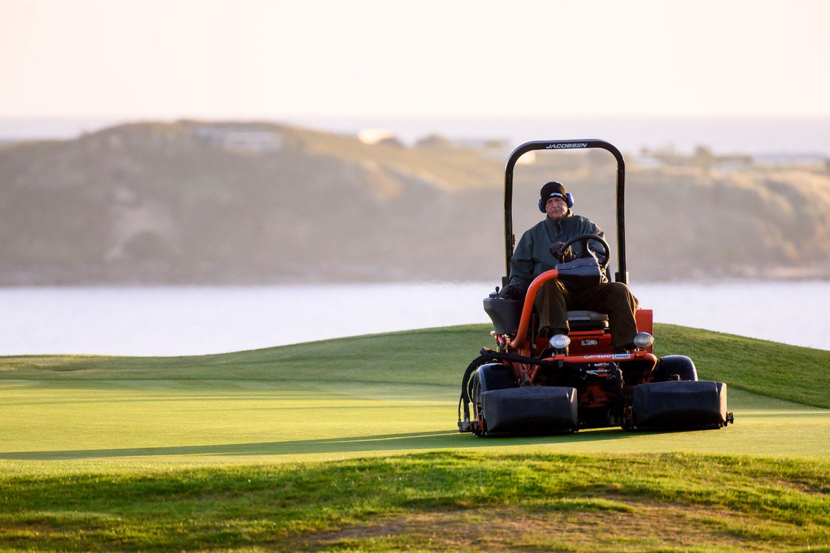 EnglandGolf's tweet photo. The @AlnmouthGC greenkeepers are doing an amazing job this week at the #SeniorHomeInternationals!
📸: @leaderboard3 https://t.co/8lHVHvx7ff