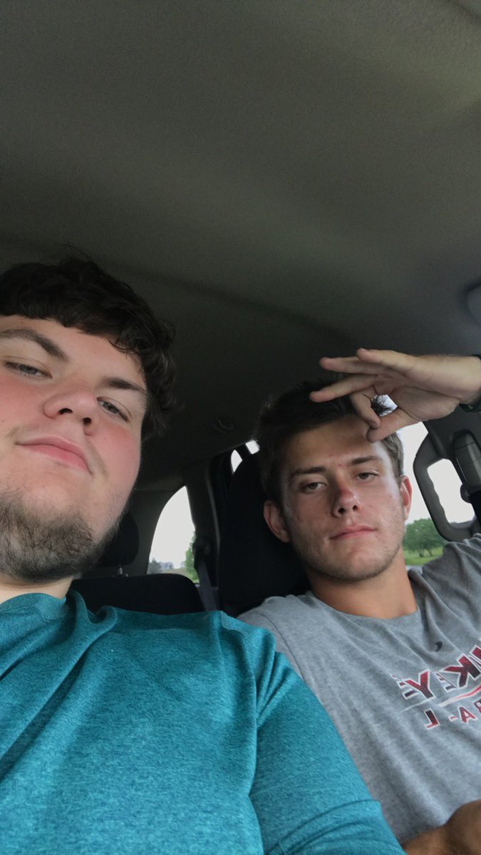 eli_schmidt74's tweet photo. Happy birthday Chris! Hope you have a good day love you bro 🎈🎉 https://t.co/vV6RWvGXwv