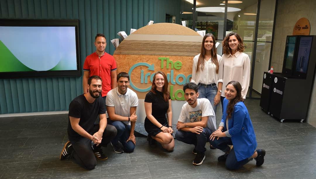 TheCircularLab's tweet image. ¡Bienvenid@s a la nueva edición de #CircularTalentLab! 👏
Durante 6 meses, potenciaremos el talento joven con este grupo multidisciplinar que tendrá que resolver un reto relacionado con la innovación en ciencia ciudadana ♻
¿Te apuntas a la #EconomíaCircular 🔄?