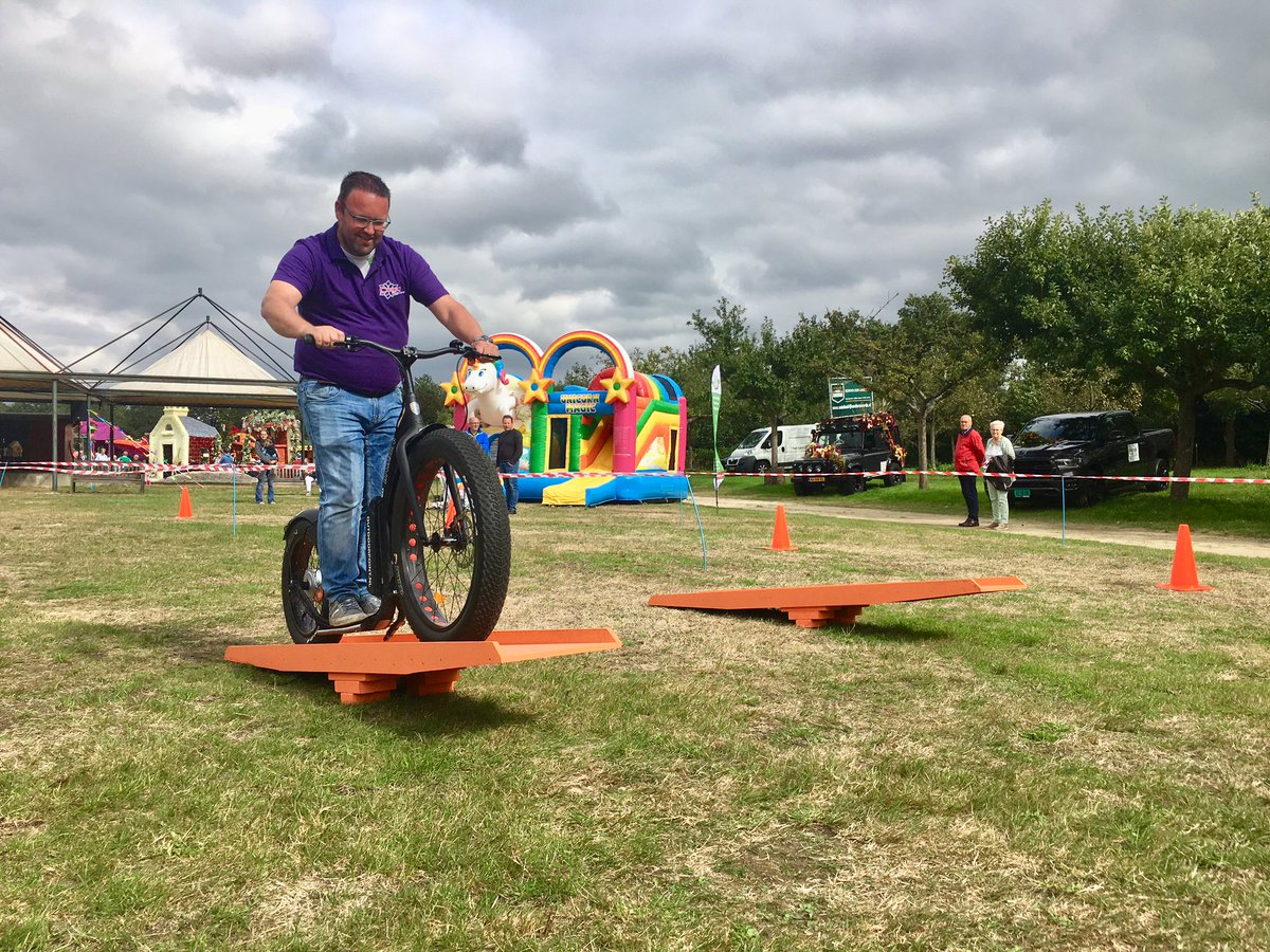 OutdoorPointNL's tweet photo. Wat een #FEEST! 🎉 59ste @corsofrederiks 2019 #Handboogschieten #Blaaspijpschieten en ons nieuwe #FatMax #E-step #Parcours waren een groot succes! Oud Corso voorzitter @scjronaldvisser en de nieuwe voorzitter Joost Ottink kwamen het parcours ook even testen 😎 https://t.co/6evZzdTYiH