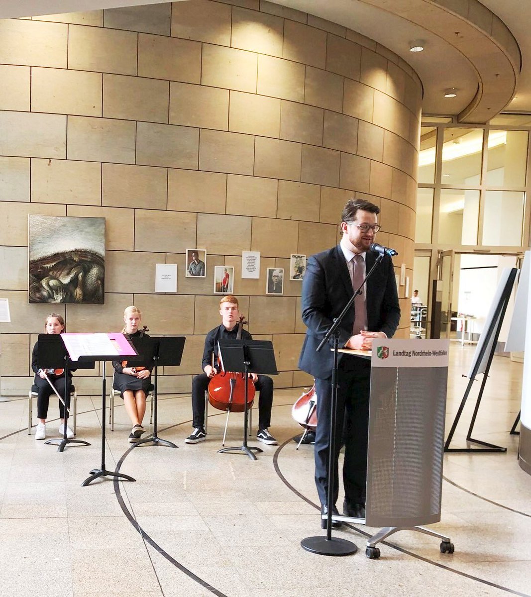 VABNRW's tweet photo. Eröffnung der Ausstellung #MITGEBRACHT @Landtag_NRW. Mit dabei Landtagspräsident André Kuper, PSts.Staatssekretär Klaus Kaiser @MKW_NRW, Dietmar Schulmeister @LmDR_NRW, Prof. Winfried Halder sowie #Landesbeauftragter #HeikoHendriks und rund weitere 100 Gäste! #DeutscheausRussland https://t.co/6U53lrHujt