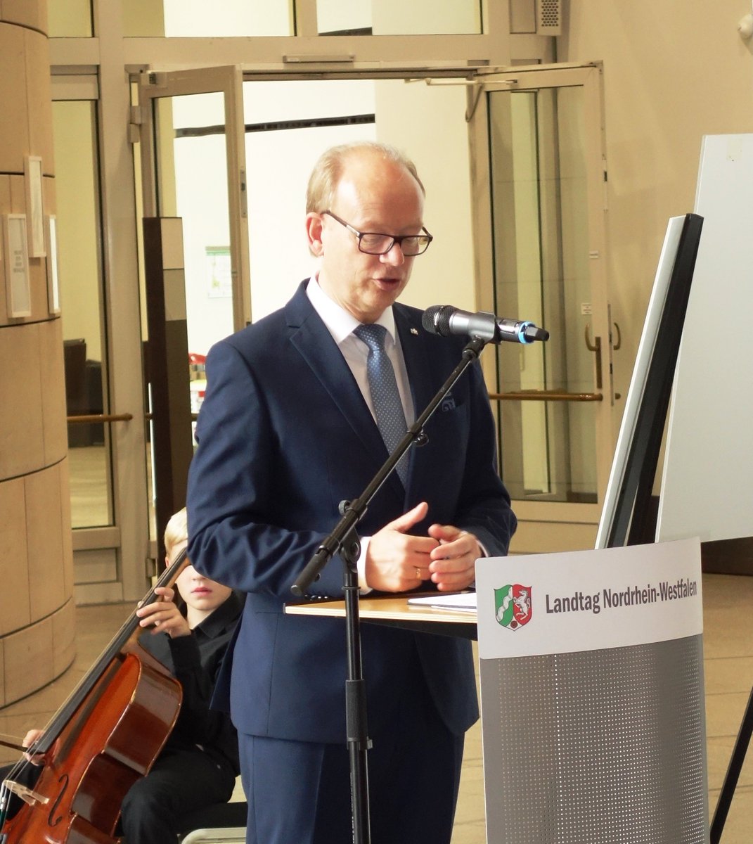 VABNRW's tweet photo. Eröffnung der Ausstellung #MITGEBRACHT @Landtag_NRW. Mit dabei Landtagspräsident André Kuper, PSts.Staatssekretär Klaus Kaiser @MKW_NRW, Dietmar Schulmeister @LmDR_NRW, Prof. Winfried Halder sowie #Landesbeauftragter #HeikoHendriks und rund weitere 100 Gäste! #DeutscheausRussland https://t.co/6U53lrHujt