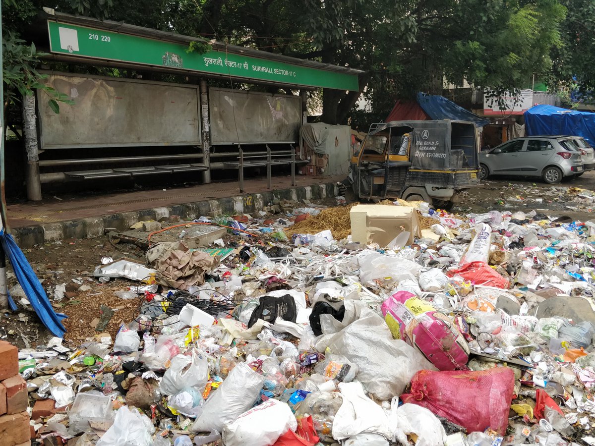 wrwre's tweet photo. 1st pic expectations 
2nd pic reality.
#basicinfra of Gurugram.
@gurugaman 
#Gurugram 
#Gurgaon 
#guru #ji ka #gaon https://t.co/vamLDFvEE3