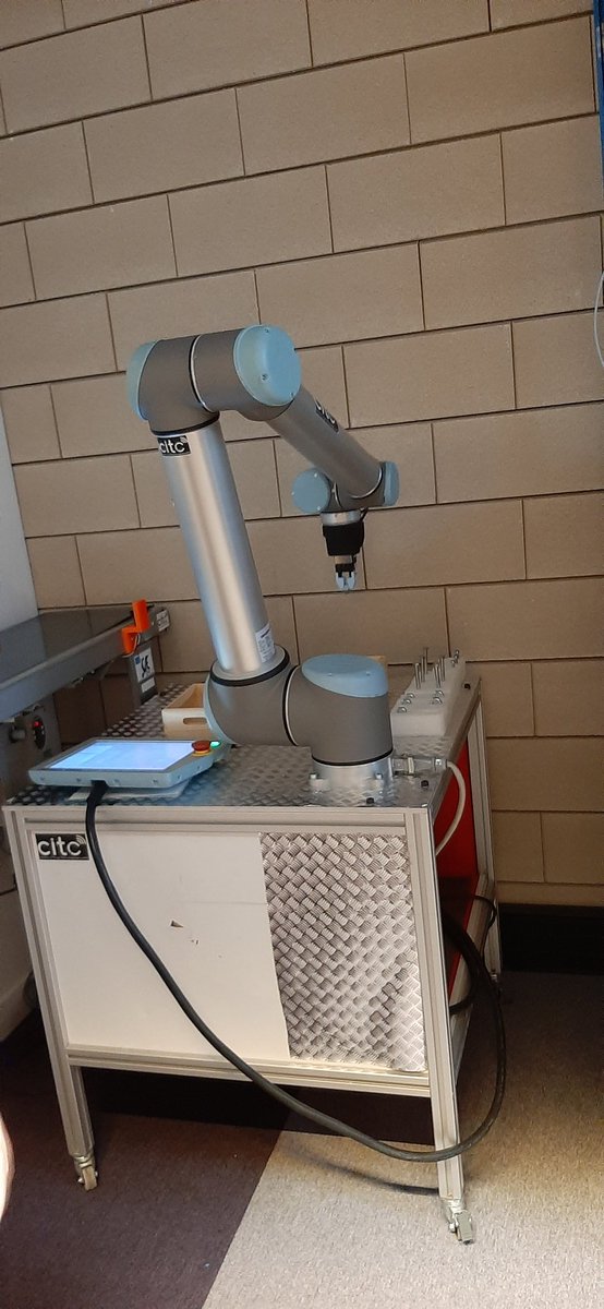 DequekerSophie's tweet photo. Démonstrateur tour au @IOTcluster: découverte des démonstrateurs dont le bras robotique, le totem! Retour aussi sur les démonstrateurs du @Sirris_be et du @cetim
#factory4_0 @IOTcluster @Capindustriehdf @innovationHDF https://t.co/ZMKcPqRDkX
