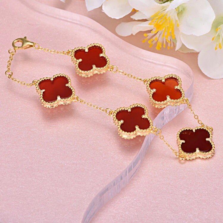 Clover bracelet in different colours Price: 2500All steelKindly send a dm to orderPls help Rt