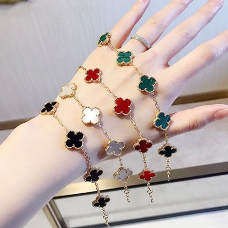 Clover bracelet in different colours Price: 2500All steelKindly send a dm to orderPls help Rt