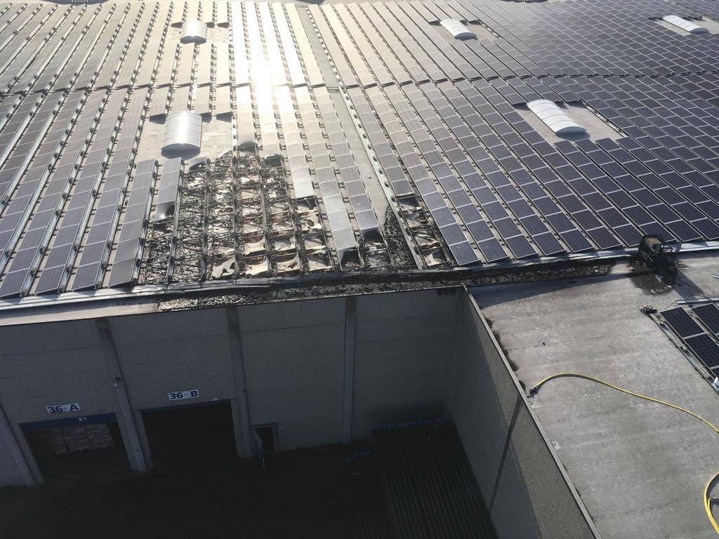 Gisteren als OVD-Noord een aandeel mogen hebben bij de bestrijding bij een brand op het dak van een opslagloods met zonnepanelen. Aanwezigheid van de panelen brachten wat extra uitdagingen met zich mee. Iedereen dank voor hun inzet en fijne samenwerking! #bwaa #zgb