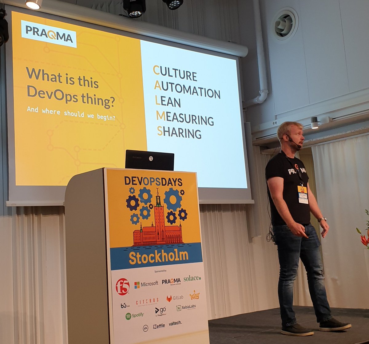 phrawzty's tweet image. It&apos;s @RandomSort on stage at #DevOpsDaysSthlm!
