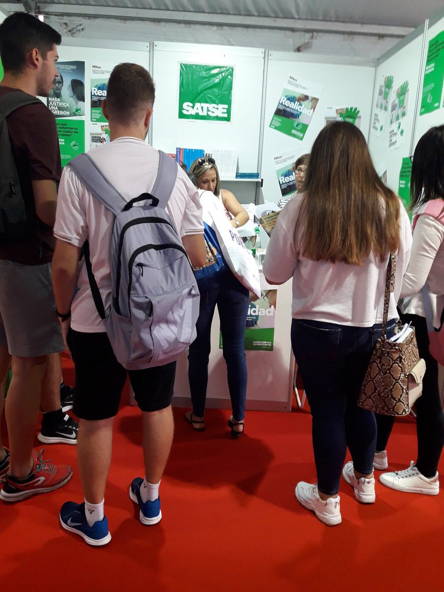satsegranada's tweet photo. #SatseGranada informa stand en las #19JornadasRecepcionEstudiantes #UGR afluencia de público https://t.co/dmmooe3Fso