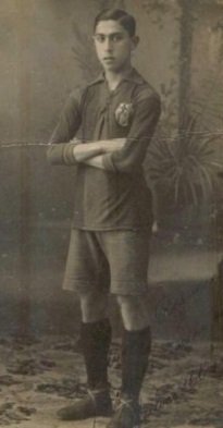 サッカー史 パウリノ アルカンタラ リエストラ フィリピン スペイン カタルーニャ代表の選手で1912 1927の間バルセロナfcに所属した 彼の369ゴールはメッシに抜かれるまでの80年間 バルサ最多得点記録 1917年第3回極東選手権でフィリピン代表エース