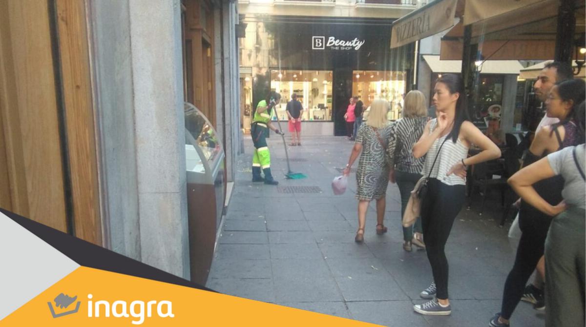 En las siguientes imágenes os mostramos como nuestros operarios/as de #Inagra <a href="/aytogr/">Ayuntamiento de Granada</a> realizan la labor de limpieza en Plaza Bib-Rambla, con motivo de la #SemanaEuropeadelaMovilidad. 😁🧹👏

#GranadaBonita #GranadaLimpia