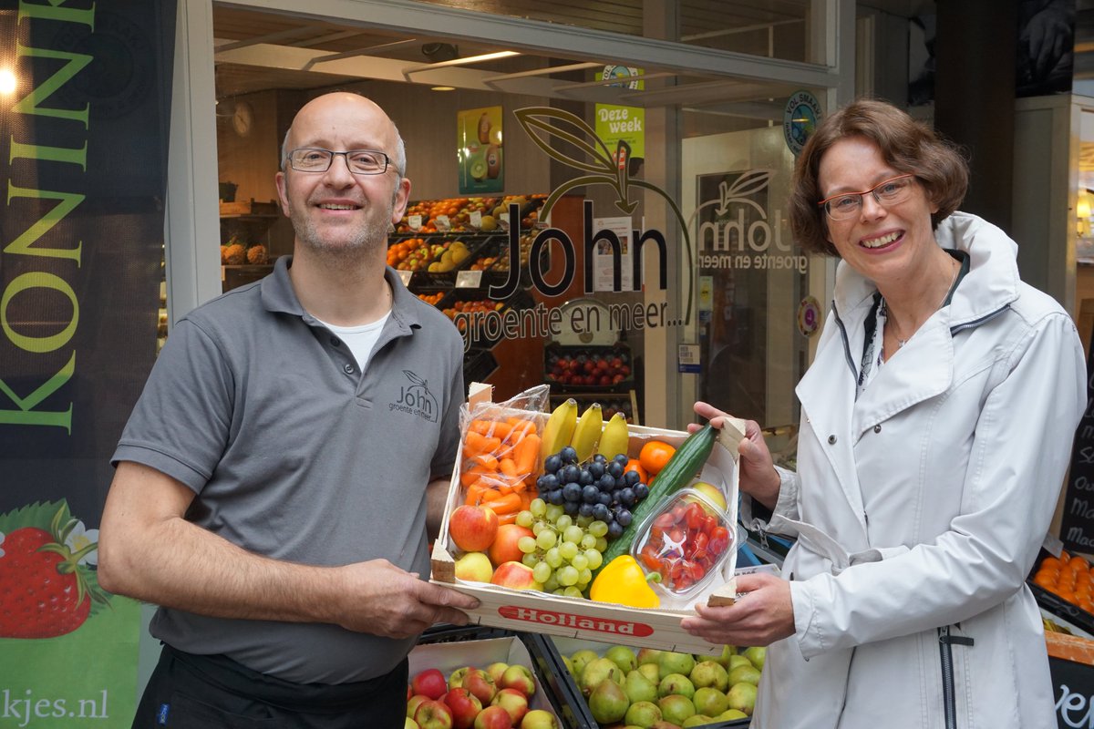 Elke week gratis groente en fruit voor de OKÉ-klas! Wat een SUPER donatie van groenteman John van Dijk aan Bureau Bousa! Focus op gezond eten is voor de kinderen heel belangrijk. Dankzij 'John groente en meer' in elke klas een uitnodigende selectie vitaminen. #gezond #lokalesteun