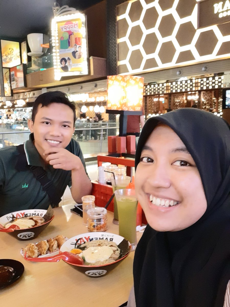 tinaseptia's tweet photo. @Rendy_Butak @RioDatun @_hamonangan_ @iqbaaalmajid @vomitthesouI Jelas diajak dong, bapak Rendy. Selamat ulang tahun ya, Butak kasep. Bonus foto. Kapan main ke Jakarta lagi? 🤣 https://t.co/cVOmKPheZ4