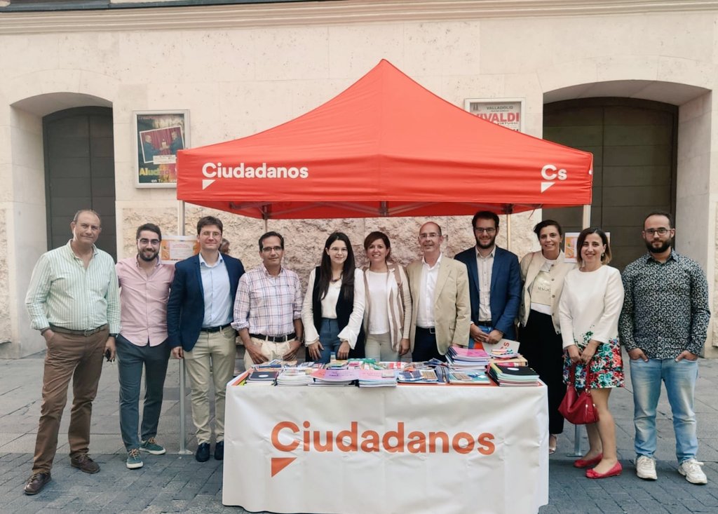 JcsCyL's tweet photo. 📸 Fotos de la recogida de #MaterialEscolarJcs este martes con los Jóvenes de @CsValladolid.📚🎒✏️
GRACIAS a todos los vallisoletanos que se han acercado para aportar y ayudar a aquellas familias que más lo necesitan.
⏩ #Solidaridad @jovenescs 🍊💪 https://t.co/6kClgC1JfJ