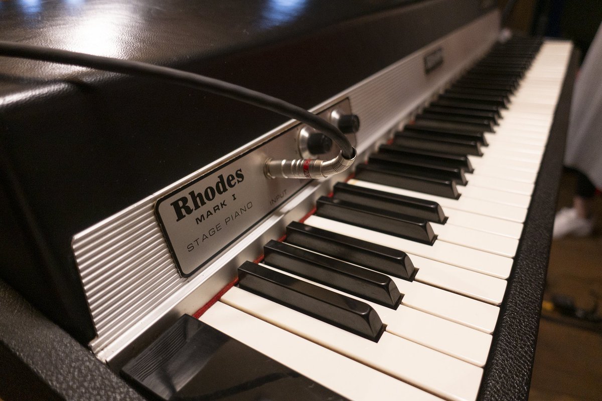 funky_shot's tweet photo. Fender Rhodes 88の音叉の音をピックアップでとらえて増幅します。スイートです。金子雄太氏演奏
#フェンダーローズ #fenderrhodes https://t.co/ycbujuUGU1
