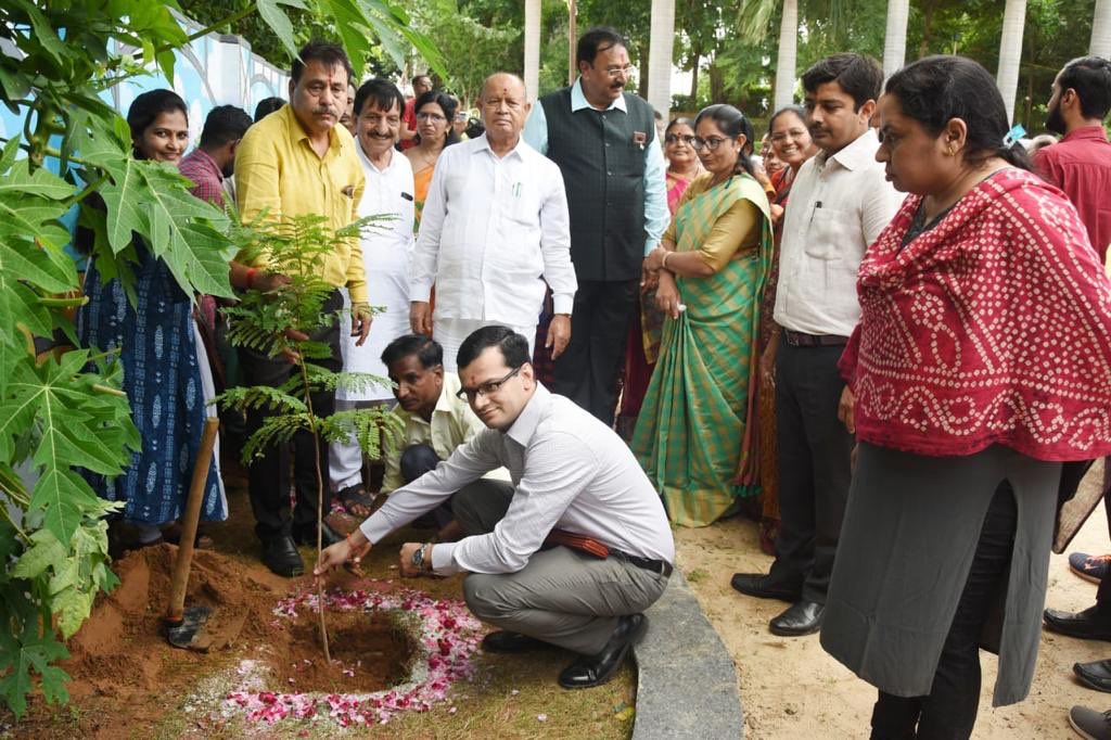 અરવલ્લી જિલ્લા કક્ષાના "નમામિ દેવી નર્મદે” મહોત્સવ માન.મંત્રીશ્રી <a href="/PatkarRamanlal/">Ramanlal Patkar</a> સાહેબ દ્વારા કે.એન.શાહ હાઇસ્કુલ મોડાસા ખાતેથી દિપ પ્રાગટ્ય કરી ખુલ્લો મુકાયો, જળ શક્તિ અને સ્વચ્છતા જાગૃતિ રેલી યોજી ઓધારી તળાવ ખાતે નર્મદાના નીરના વધામણા,વૃક્ષારોપણ કરવામાં આવ્યું. @CollectorArvali