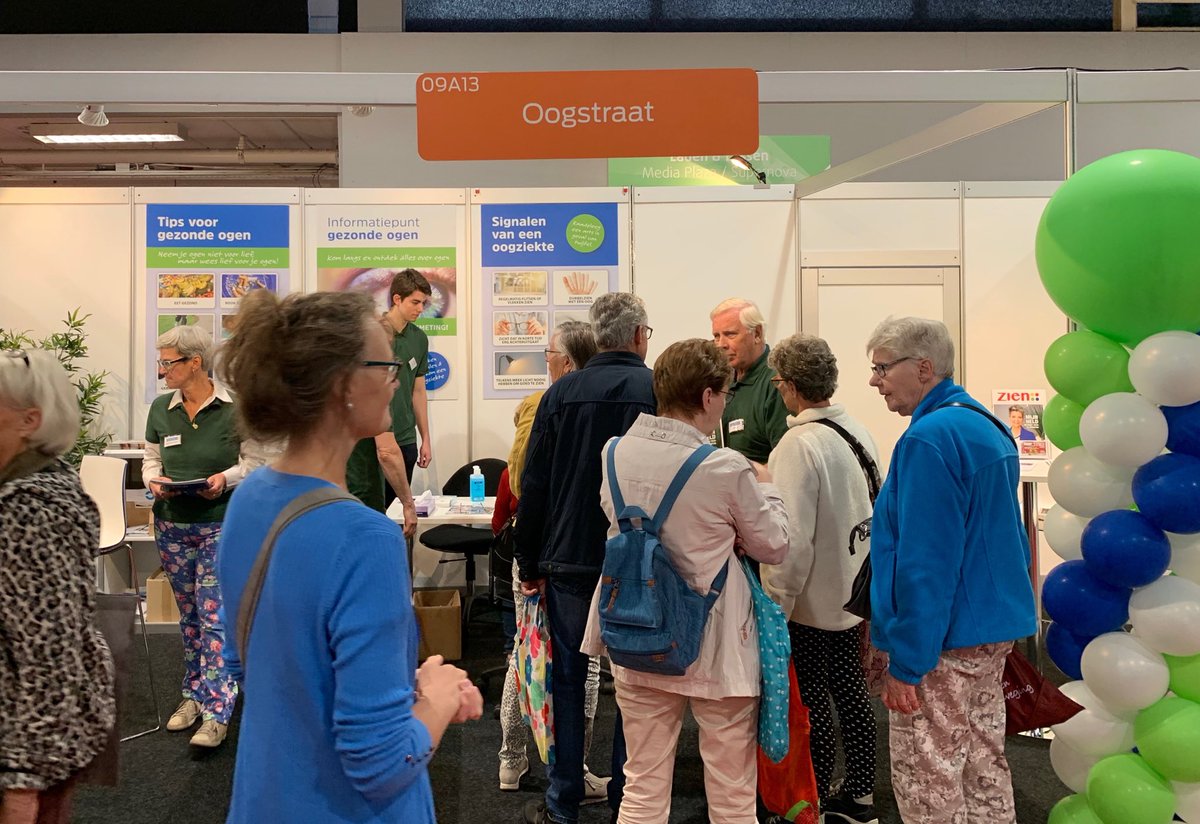 Gezellige drukte in onze #Oogstraat op de ⁦<a href="/50PlusBeurs/">50PlusBeurs</a>⁩! Kom ook langs, laat je oogdruk meten en ontvang het gratis magazine Zien.