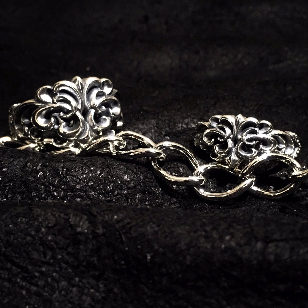 DEALDESIGN925's tweet photo. 【2019 A/W Collection】
MASQUERADE RING : NARROW ¥10,000+tax
MASQUERADE RING : WIDE ¥16,000+tax
#dealdesign #silver925 #silveraccessory #accessory #silveraccessoryshop #ring #masquerade #mask #carnival #maskring #masqueradering #carnivalring #steampunk
https://t.co/t1GQPpt7YL https://t.co/MZfGH25kan