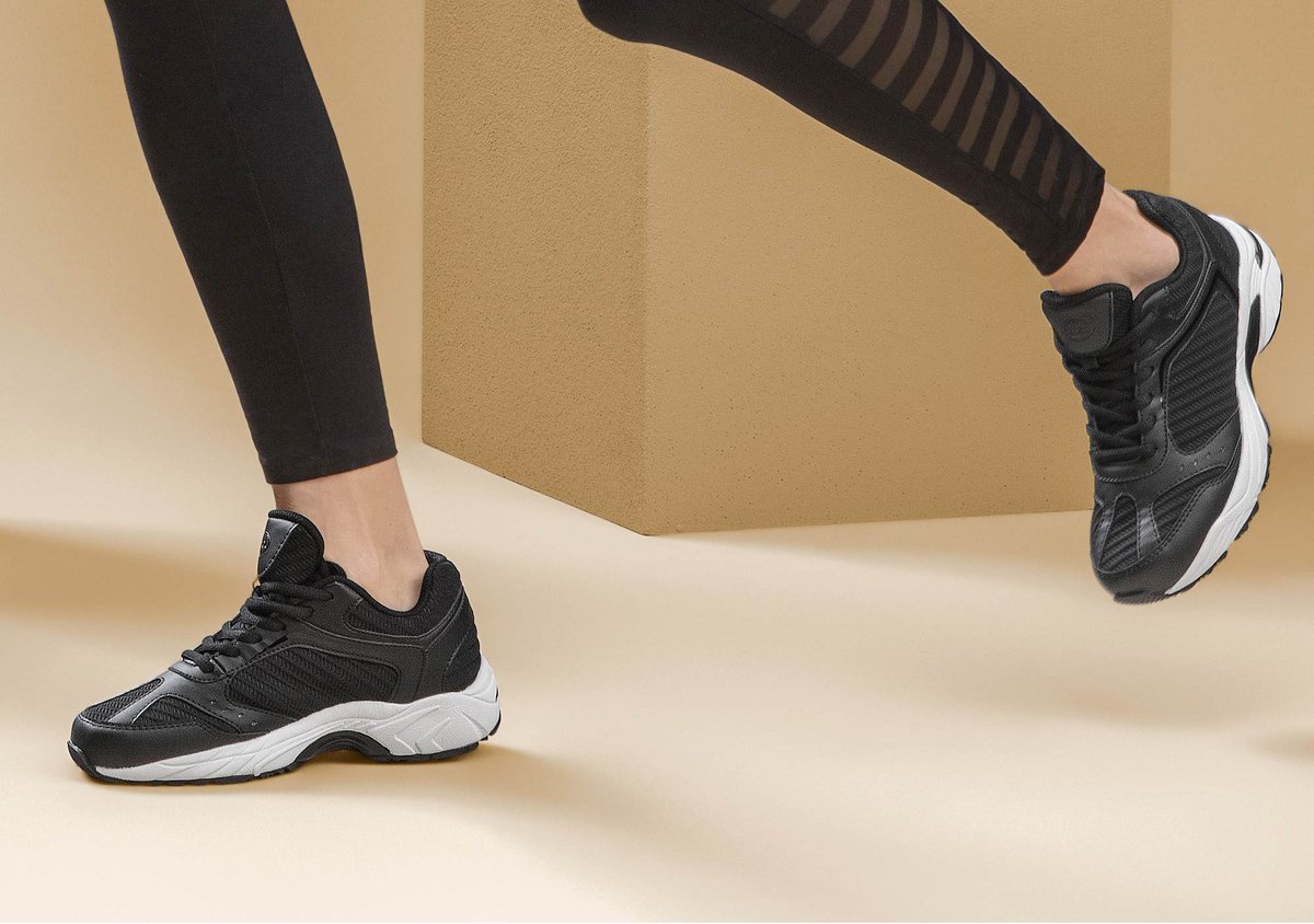 MinfotSe's tweet photo. Går du och står mycket? Scholl Sprinter Brisk med Biomechanics-teknologi motverkar pronation och ger fötterna ett avlastande stöd hela dagen. Läs mer här: https://t.co/2VkhRhKa1O https://t.co/zfl2Y9Y1nU