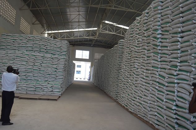 BurundiNet1's tweet photo. Le #Burundi sur la piste de l'industrialisation: Inauguration de l'usine "Fertilisants Organo-mineraux Industries" #FOMI par le Chef de l'Etat @pnkurunziza, "le #Burundi n'est pas un pays à aider mais un pays qui entretient des coopérations avec d'autres pays". #BurundiDev https://t.co/gkeRKDlsJZ