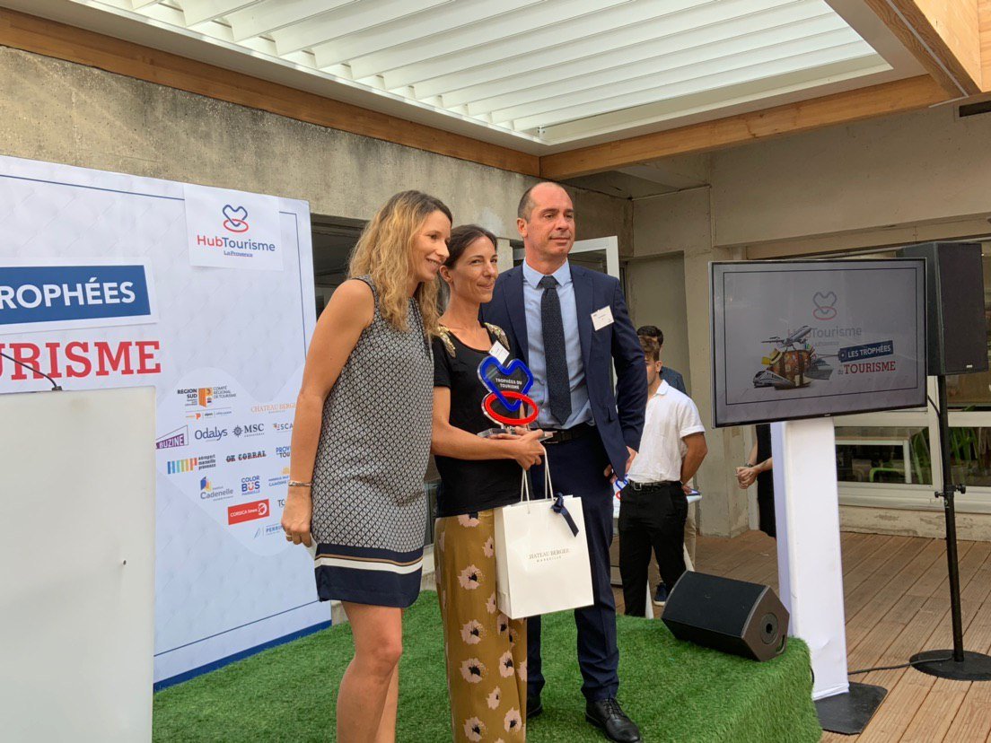 laprovence's tweet photo. @DanielleMILON @myprovencepro @fabiendaluz @tourmagtravel @benkoapp Le trophée #TourismeEcoCitoyen décerné par @Loic_Chovelon directeur général @CRT_RegionSud et @MAllantaz directrice @ESCAET, est remis à Emilie Hédiard, directrice du camping Airotel la Sorguette #TrophéesDuTourisme #Marseille https://t.co/mloeh9na69