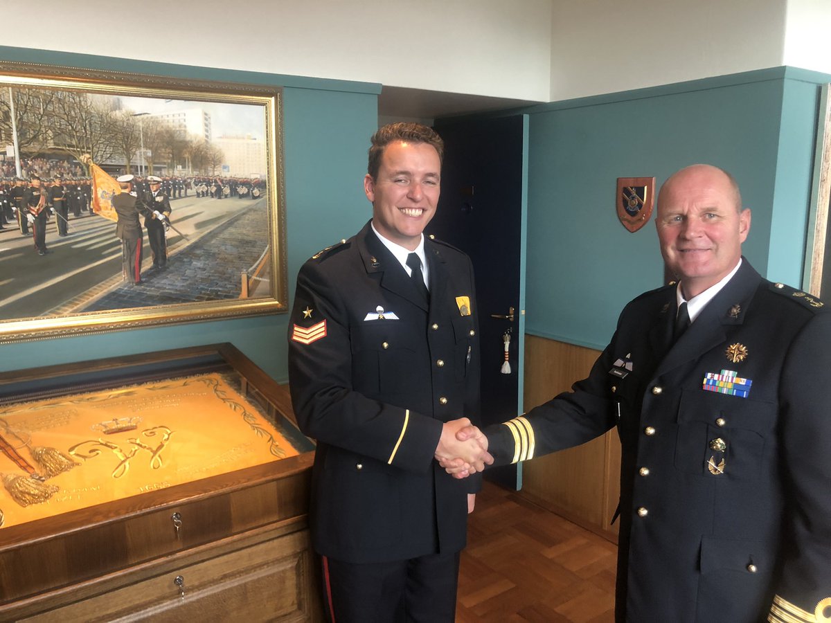 AOOKramer's tweet image. Vandaag heeft de commandant VGKAZ de bronzen medaille uitgereikt in de traditiekamer aan de Sgt de Vries van de Tamboers &amp;amp; Pijpers. Gefeliciteerd namens al het personeel van de VGKAZ. @kon_marine @DefensieOnline @CdE_MOC @korpsmariniers