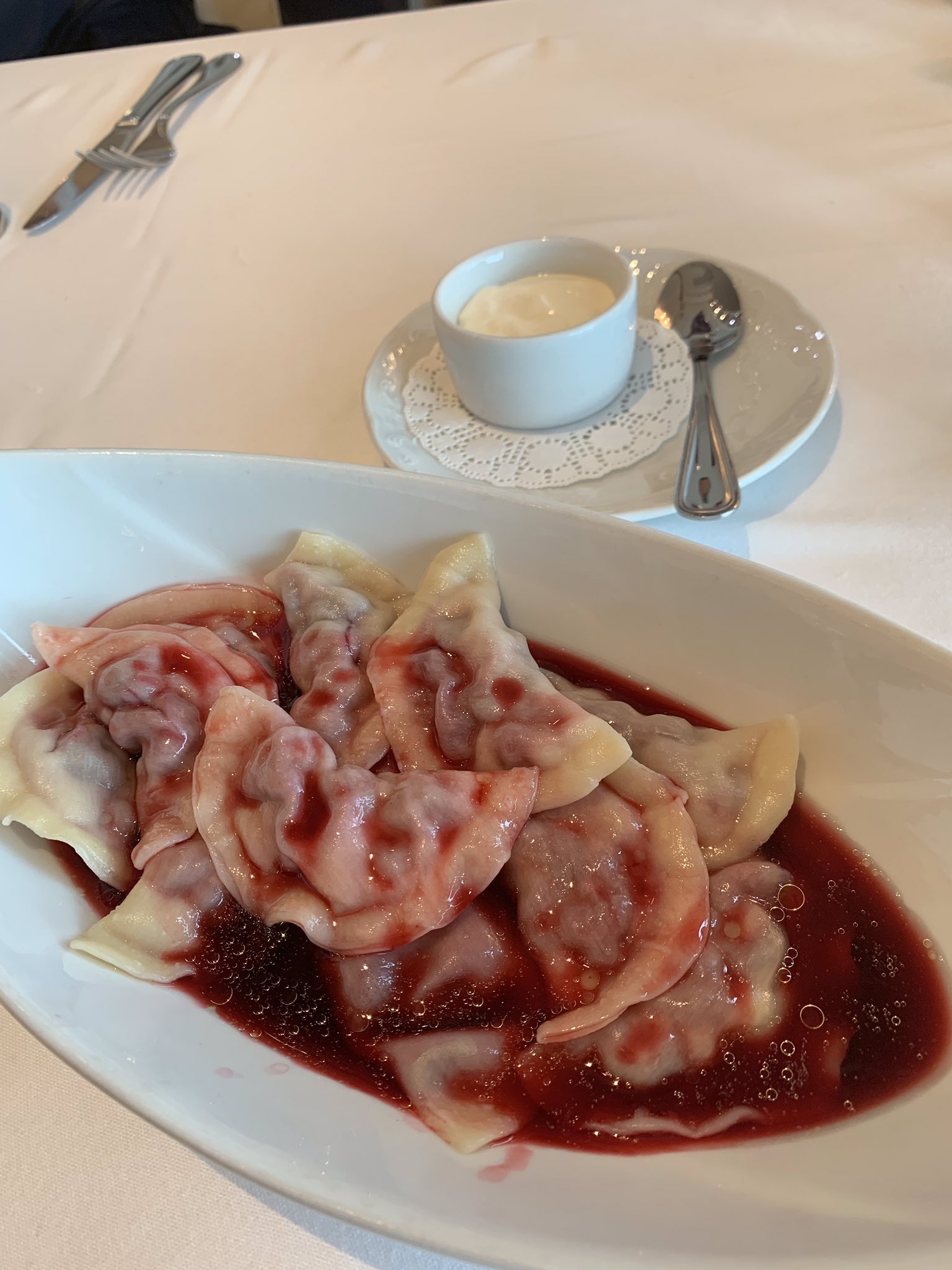 Ms Humpty 旅行中食べたもの色々 左端はヴァレニキというウクライナの餃子で具はチェリーです ロシア ヴァレニキ 旅グルメ T Co Kxp8c7w7xj Twitter