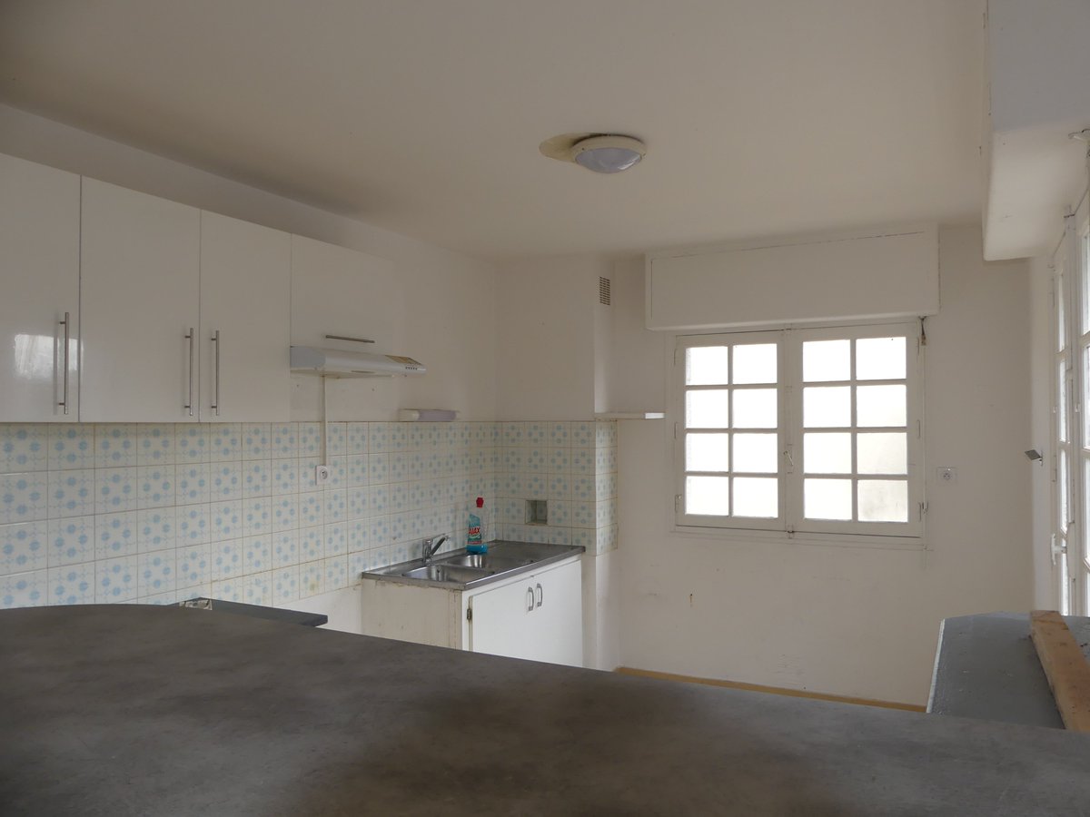 SoizeCrel's tweet image. #Saintbrieuc #EXCLUSIVITE. A rénover. Maison 85m²sur ss-sol : séjour, cuis. ouverte, 1 ch, SdE au RdC. Etage : 2 belles ch., SdE. 2 garages. Terrain 909m². Proche accès bus, écoles, centre ville. Chauff. fuel. 160 500 euros FAI (hono. acquéreur 7%TTC, soit 10 500 euros)