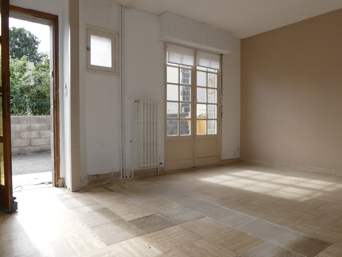 SoizeCrel's tweet image. #Saintbrieuc #EXCLUSIVITE. A rénover. Maison 85m²sur ss-sol : séjour, cuis. ouverte, 1 ch, SdE au RdC. Etage : 2 belles ch., SdE. 2 garages. Terrain 909m². Proche accès bus, écoles, centre ville. Chauff. fuel. 160 500 euros FAI (hono. acquéreur 7%TTC, soit 10 500 euros)