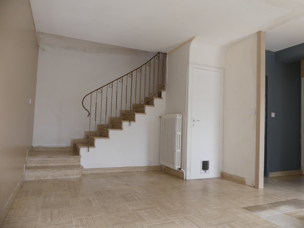 SoizeCrel's tweet image. #Saintbrieuc #EXCLUSIVITE. A rénover. Maison 85m²sur ss-sol : séjour, cuis. ouverte, 1 ch, SdE au RdC. Etage : 2 belles ch., SdE. 2 garages. Terrain 909m². Proche accès bus, écoles, centre ville. Chauff. fuel. 160 500 euros FAI (hono. acquéreur 7%TTC, soit 10 500 euros)