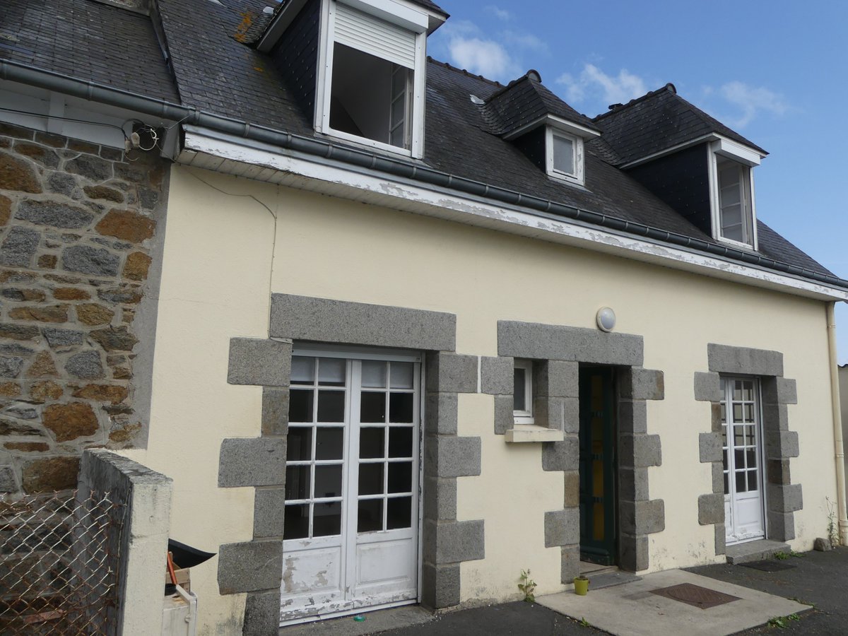SoizeCrel's tweet image. #Saintbrieuc #EXCLUSIVITE. A rénover. Maison 85m²sur ss-sol : séjour, cuis. ouverte, 1 ch, SdE au RdC. Etage : 2 belles ch., SdE. 2 garages. Terrain 909m². Proche accès bus, écoles, centre ville. Chauff. fuel. 160 500 euros FAI (hono. acquéreur 7%TTC, soit 10 500 euros)