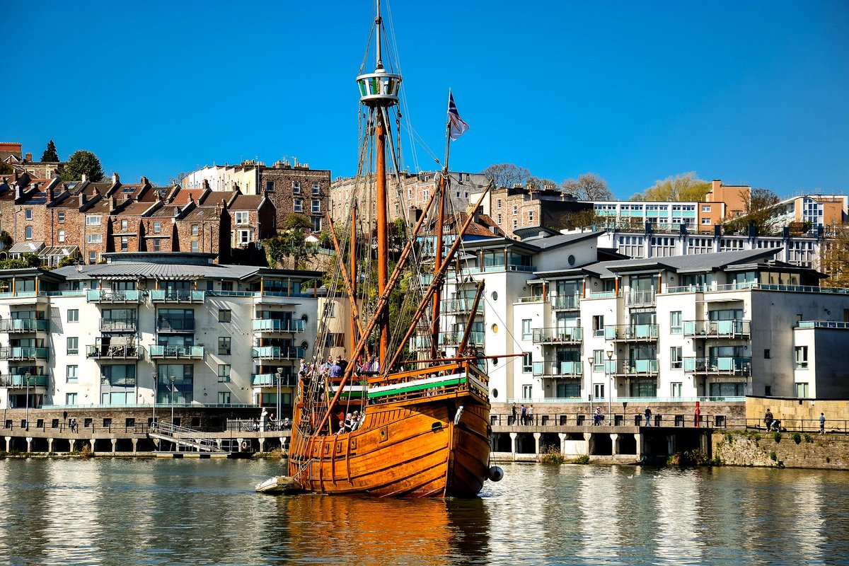 UKIntgroup's tweet photo. The beautiful Bristol Harbour is packed with bars, restaurants and museums to explore! En el hermoso puerto de Bristol hay muchos bares, restaurantes y museos para conocer! #bristol #england #uk #europe #harbour #travel #viajar #visitengland #inglaterra #europa #seetheworld #bris https://t.co/Hfspi0v74y