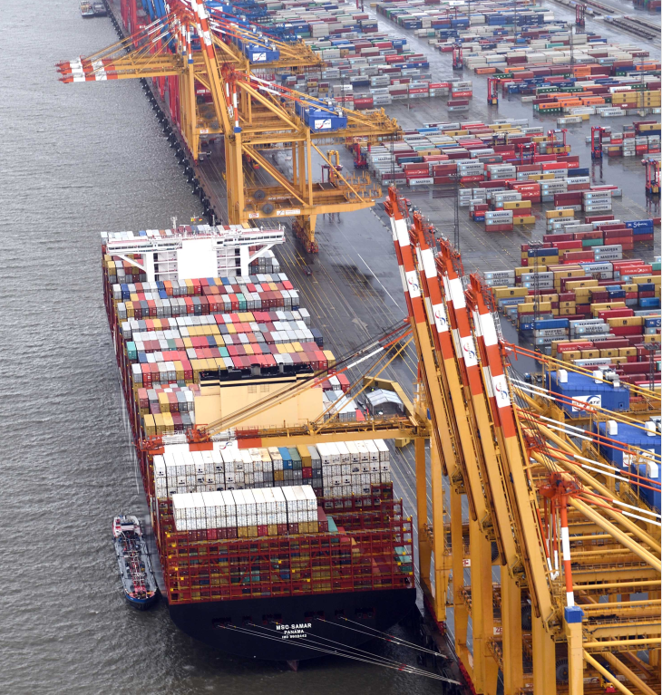 bremischehaefen's tweet photo. Das #weltgrößte Containerschiff #MSCGülsün war vor kurzem in #Bremerhaven. Letzte Woche kam das Schwesternschiff #MSCMina zu uns. Und gestern kam die baugleiche #MSCSamar von der #Jungfernfahrt in Bremerhaven an &amp; wurde feierlich getauft. Gratulation &amp; auf weitere Besuche! 🚢⚓💛 https://t.co/pzF7Dt1uDw