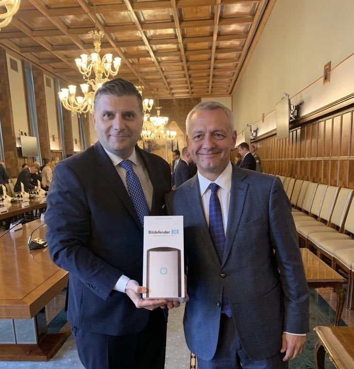 100% Romanian IP PCcyber product offered to my colleague Marek Zagorski, Polish minister of digital affairs, during #ROPL G2G in Bucharest. #bitdefender #RomaniaComunica
