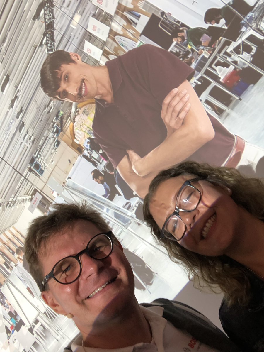 Stefferber's tweet photo. Our first joint presentation @BoschGlobal #BoschDigitalXDay19 run around the world in 🇨🇳 🇮🇱 🇩🇪 🏴󠁧󠁢󠁥󠁮󠁧󠁿 🇺🇸 🇧🇷 🇲🇽. Thx Yvonne for our great collaboration &amp; looking forward towards our #digital #IoT future 🤓 https://t.co/IK0aXABD3H