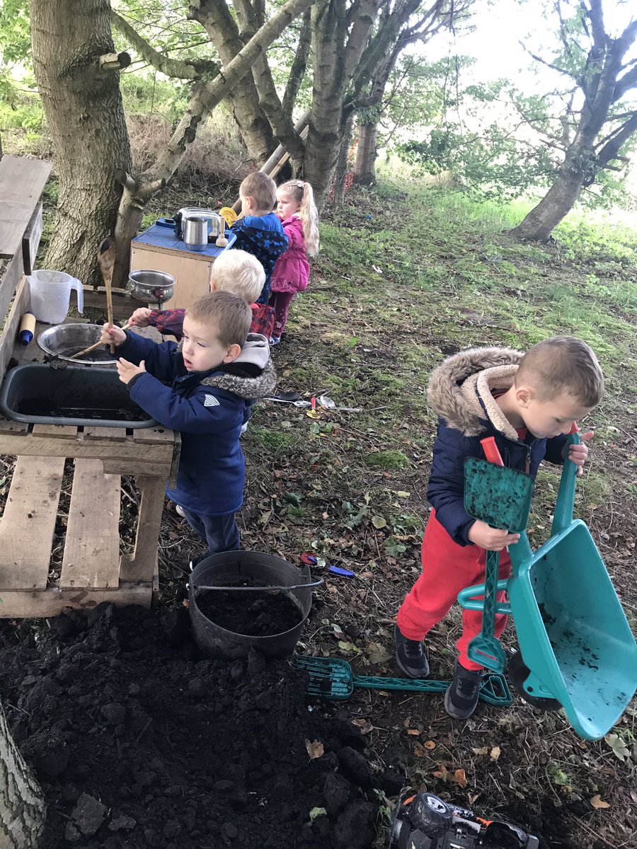 SMALLSTEPS12's tweet photo. Exploring and having lots of fun in the woodland area #playgrouplife #outdoorlearning https://t.co/NXwmnC0KbM