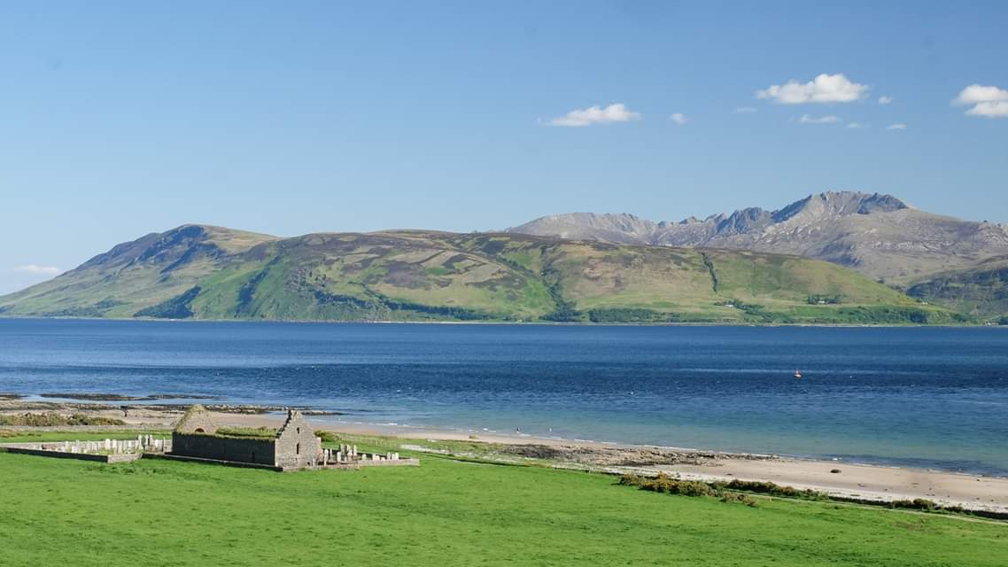 Looking across to the mountains of Arran beyond Skipness chapel on the Kintyre peninsula.
walkhighlands.co.uk/argyll/skipnes…