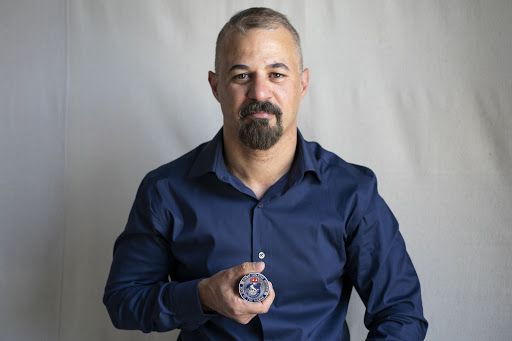 CafeClarkston's tweet photo. This challenge coin was given to me by a general in Iraq as a token of thanks for my service as an interpreter. My father was killed because of my work. We had to flee because someone saw me without my face covering.
Photo: Kurt @krosenhauer
Painting: Ruby @rubypaints https://t.co/jQpybtgKla
