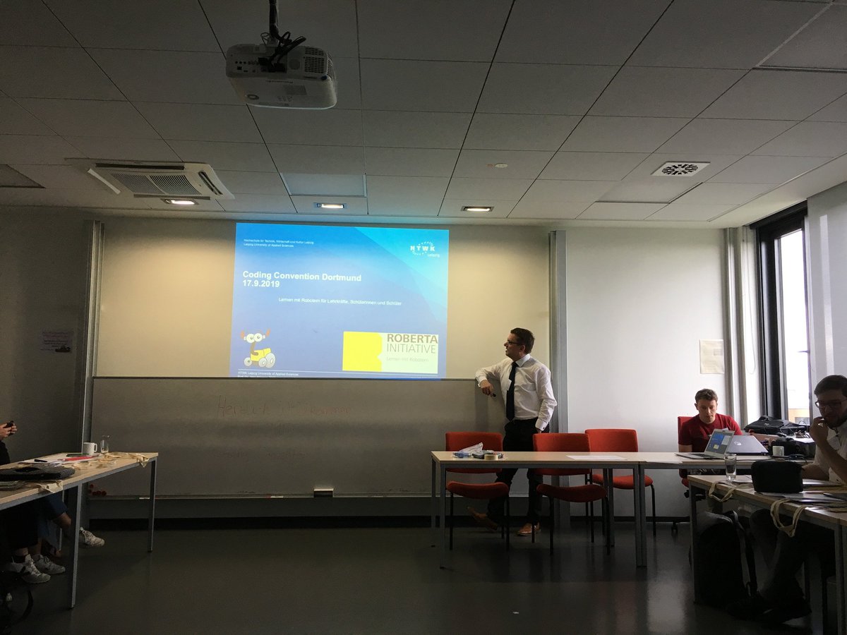 _BOB3_'s tweet image. #CodingConvention auf der #INFOS2019 in Dortmund: #zentraleCurriculareInhalte beim Einstieg ins Coding - #nonCodingAspekte in der Informatik - #Vernetzung der Initiativen ↔️ schöner Austausch @_BWINF danke für die Einladung!!