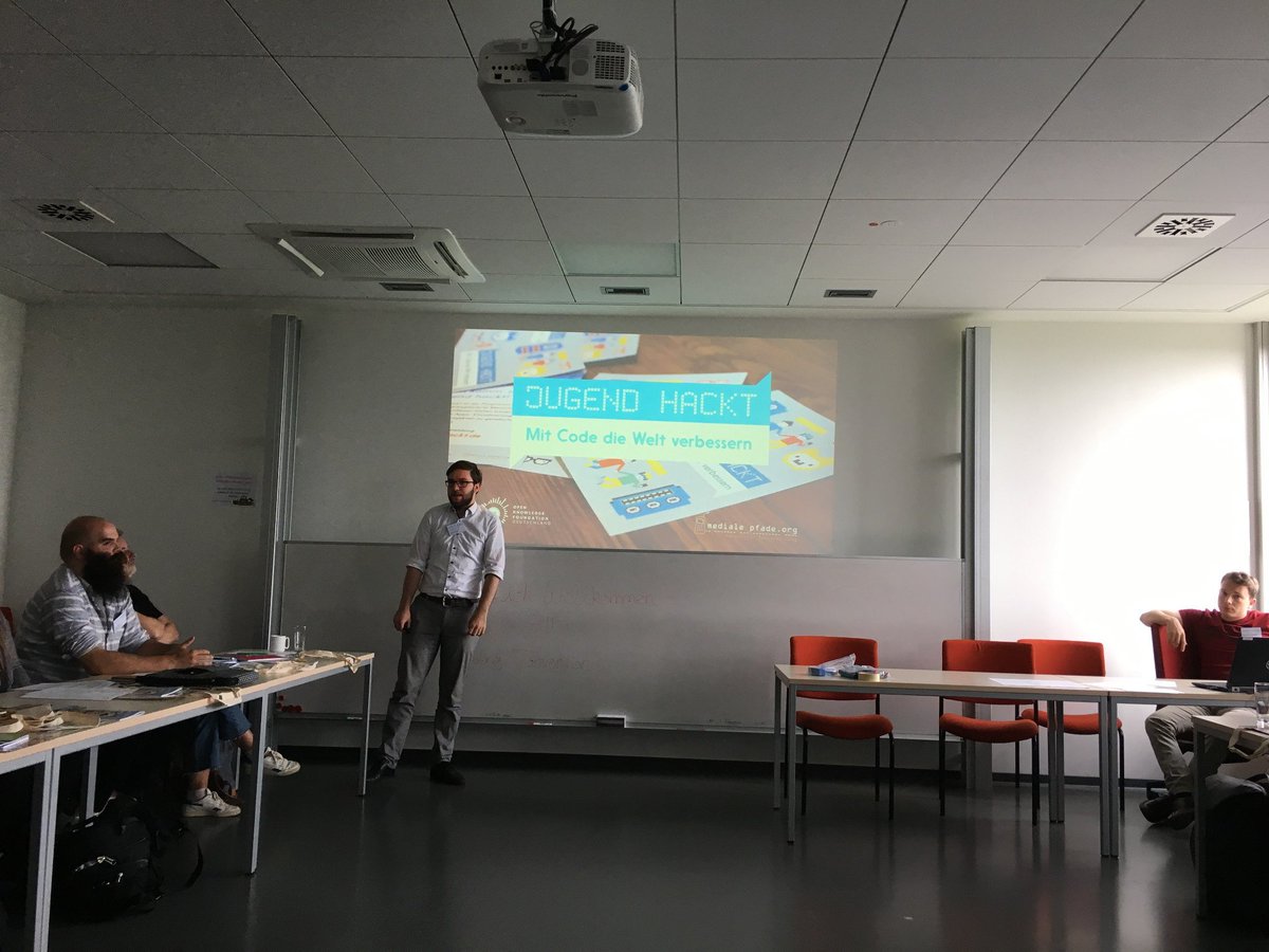 _BOB3_'s tweet image. #CodingConvention auf der #INFOS2019 in Dortmund: #zentraleCurriculareInhalte beim Einstieg ins Coding - #nonCodingAspekte in der Informatik - #Vernetzung der Initiativen ↔️ schöner Austausch @_BWINF danke für die Einladung!!