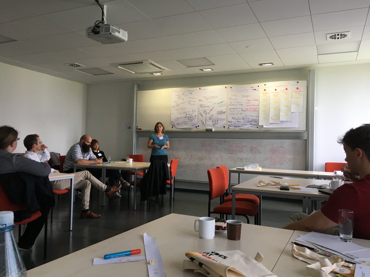 _BOB3_'s tweet image. #CodingConvention auf der #INFOS2019 in Dortmund: #zentraleCurriculareInhalte beim Einstieg ins Coding - #nonCodingAspekte in der Informatik - #Vernetzung der Initiativen ↔️ schöner Austausch @_BWINF danke für die Einladung!!